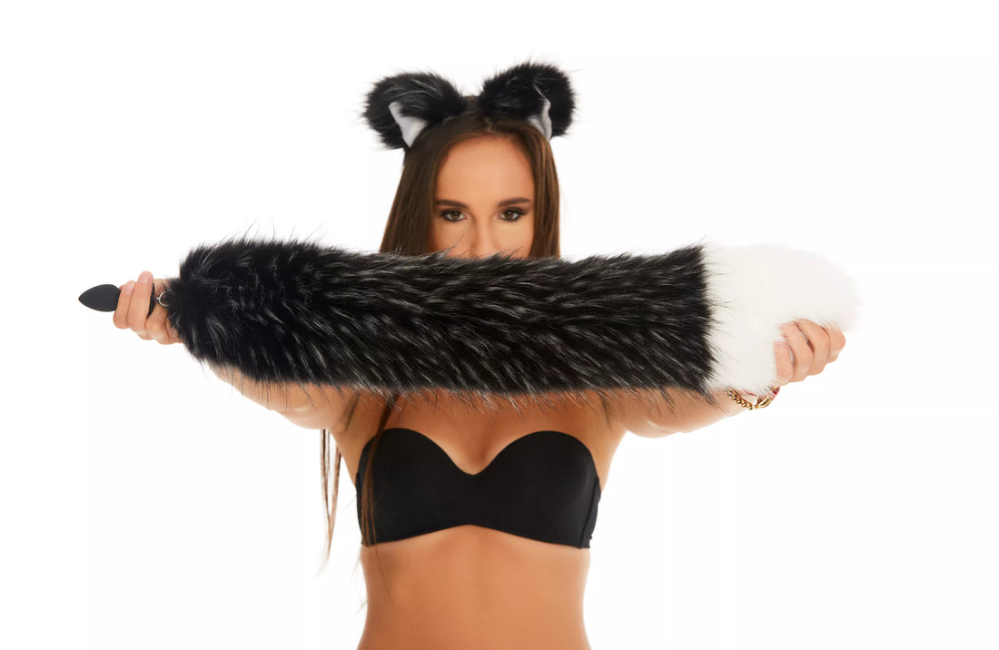 Tail butt plug black with white tip 25"