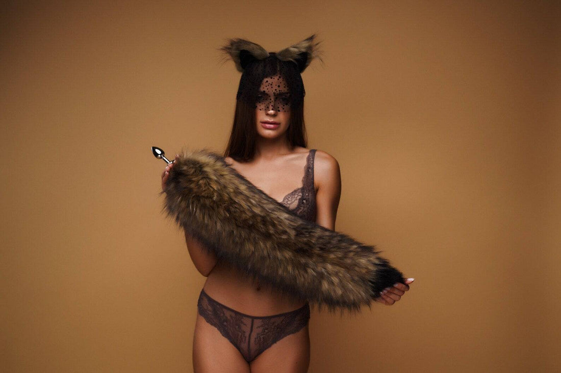 Brown fluffy tail plug with black tip 29" - OKOVA