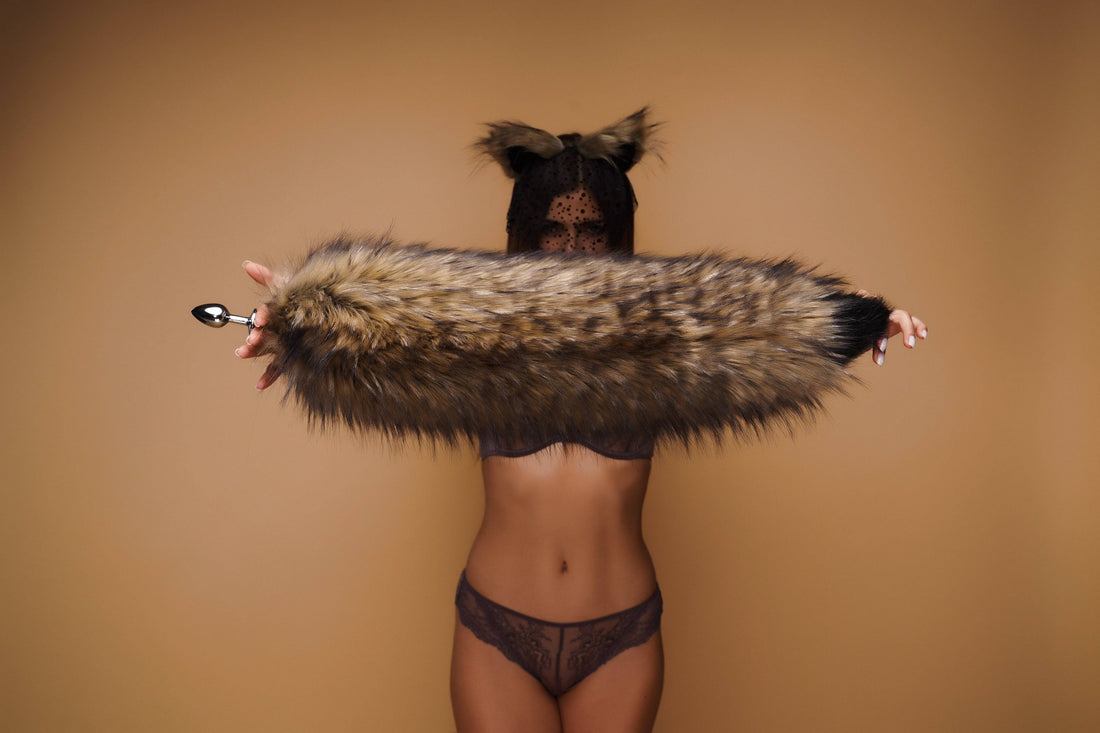 Brown fluffy tail plug with black tip 29" - OKOVA