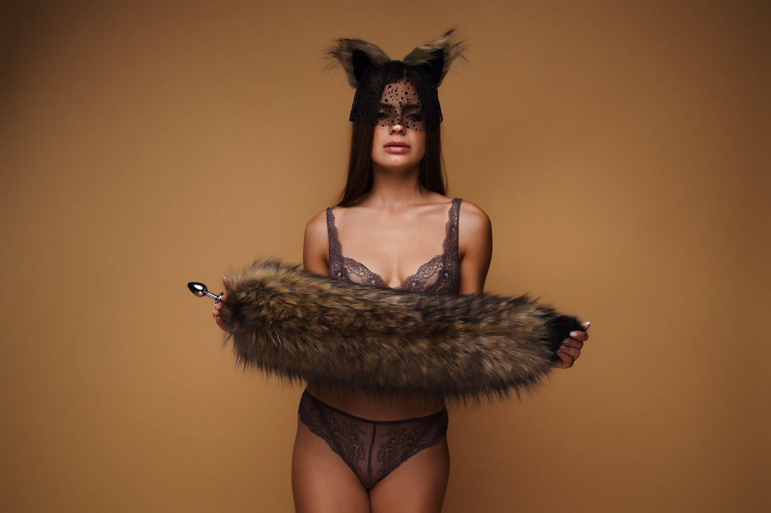 Brown fluffy tail plug with black tip 29" - OKOVA