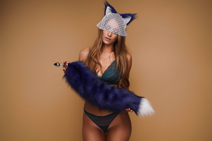 Blue fluffy tail plug with white tip 29" - OKOVA